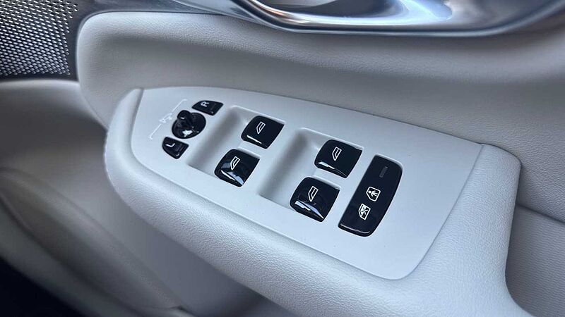 Volvo XC90 Ultra, T8 AWD Plug-in hybrid, Electric/Petrol, Dark, 7 Seats