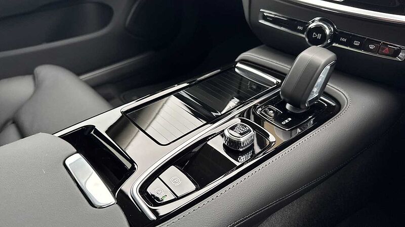 Volvo V60 Ultra, T8 AWD Plug-in hybrid, Electric/Petrol, Dark