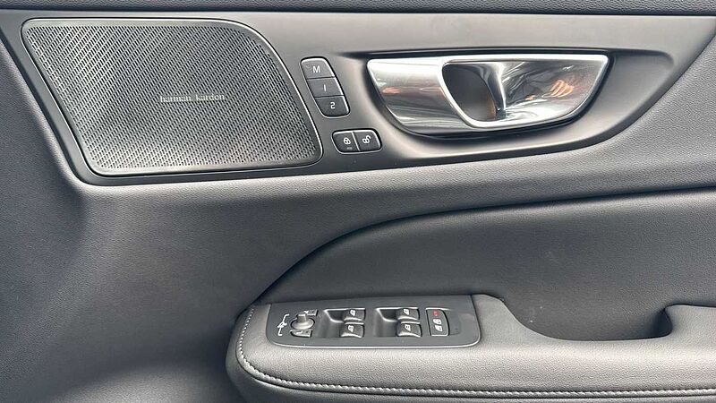 Volvo V60 Ultra, T8 AWD Plug-in hybrid, Electric/Petrol, Dark
