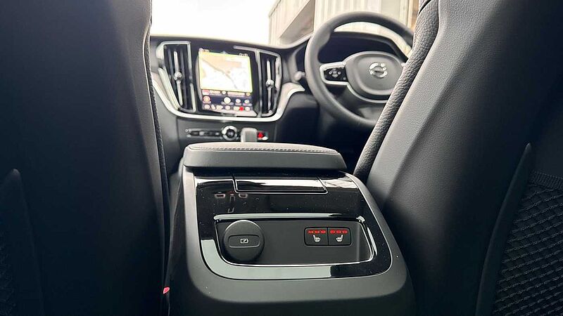 Volvo V60 Ultra, T8 AWD Plug-in hybrid, Electric/Petrol, Dark