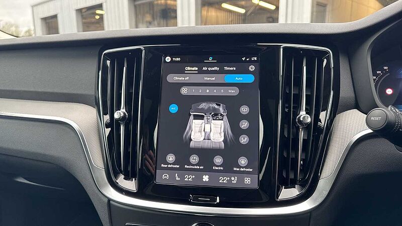 Volvo V60 Ultra, T8 AWD Plug-in hybrid, Electric/Petrol, Dark