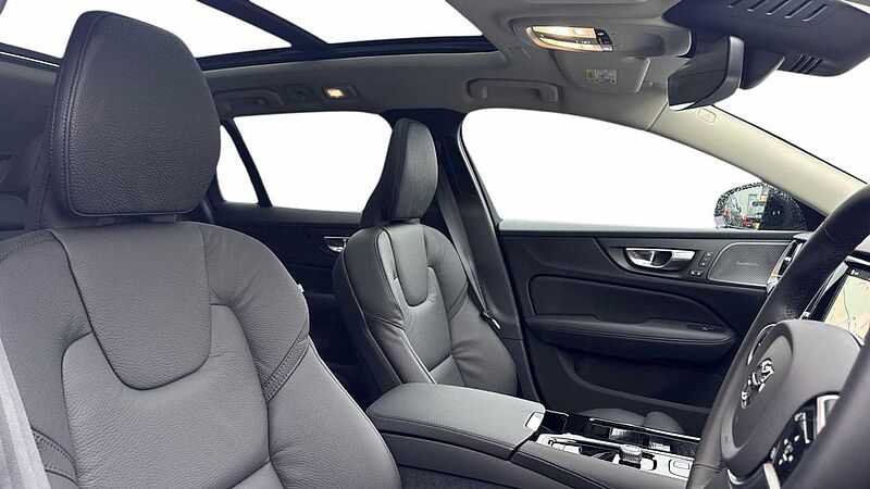 Volvo V60 Ultra, T8 AWD Plug-in hybrid, Electric/Petrol, Dark