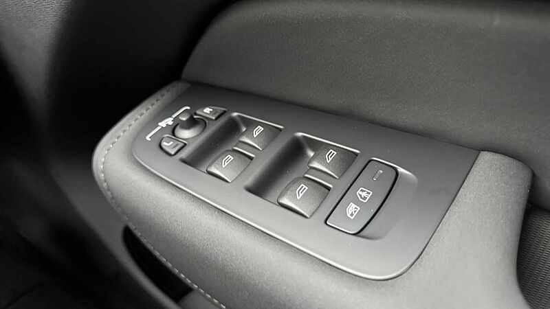 Volvo XC60 Ultra, T8 AWD Plug-in hybrid, Electric/Petrol, Dark