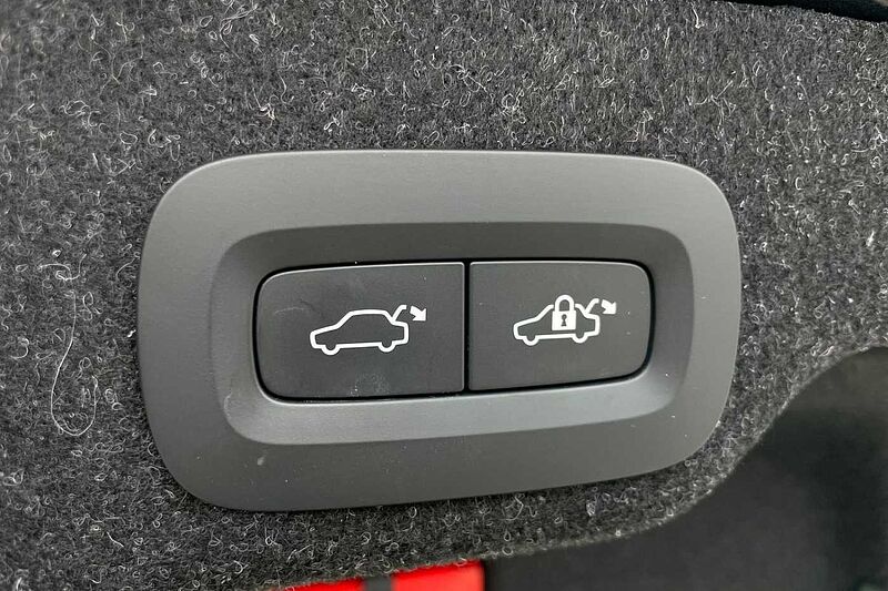 Volvo S90 2.0h T8 Recharge 11.6kWh Inscription Saloon 4dr Petrol Plug-in Hybrid Auto AWD E