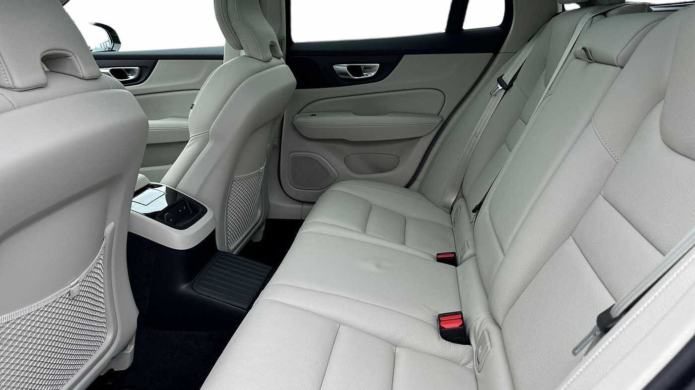 Volvo V60 Ultra, T8 AWD Plug-in hybrid, Electric/Petrol, Dark