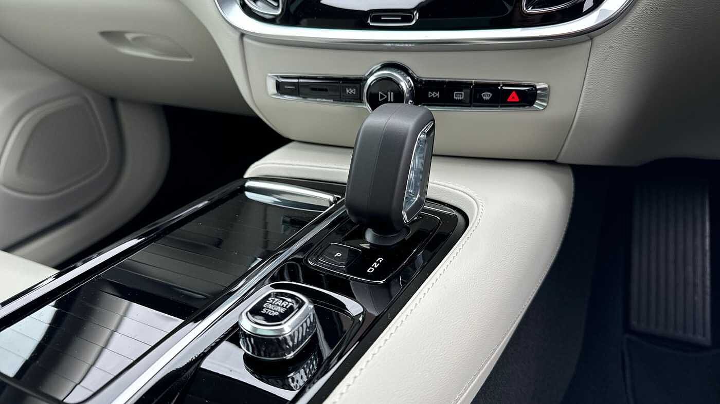 Volvo V60 Ultra, T8 AWD Plug-in hybrid, Electric/Petrol, Dark