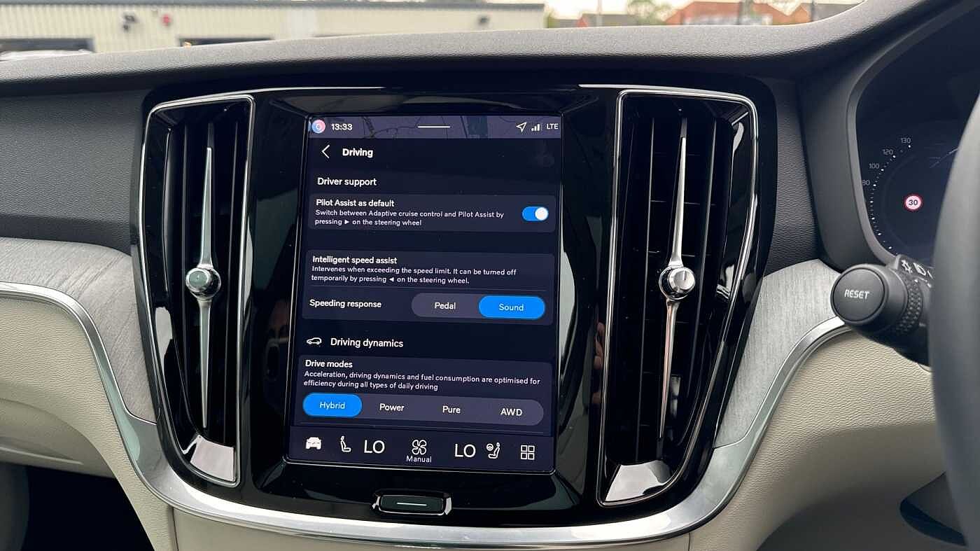 Volvo V60 Ultra, T8 AWD Plug-in hybrid, Electric/Petrol, Dark