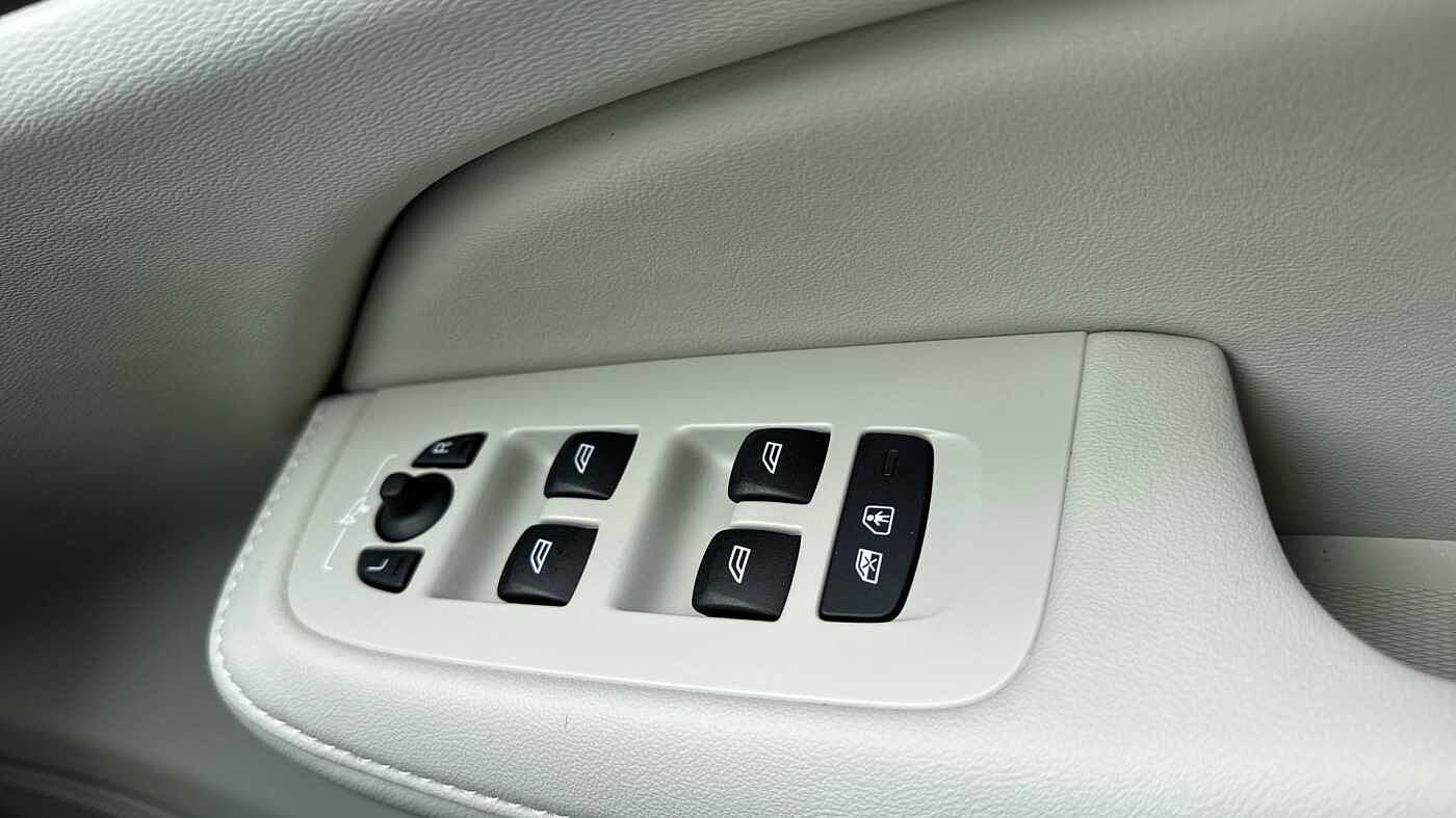 Volvo V60 Ultra, T8 AWD Plug-in hybrid, Electric/Petrol, Dark