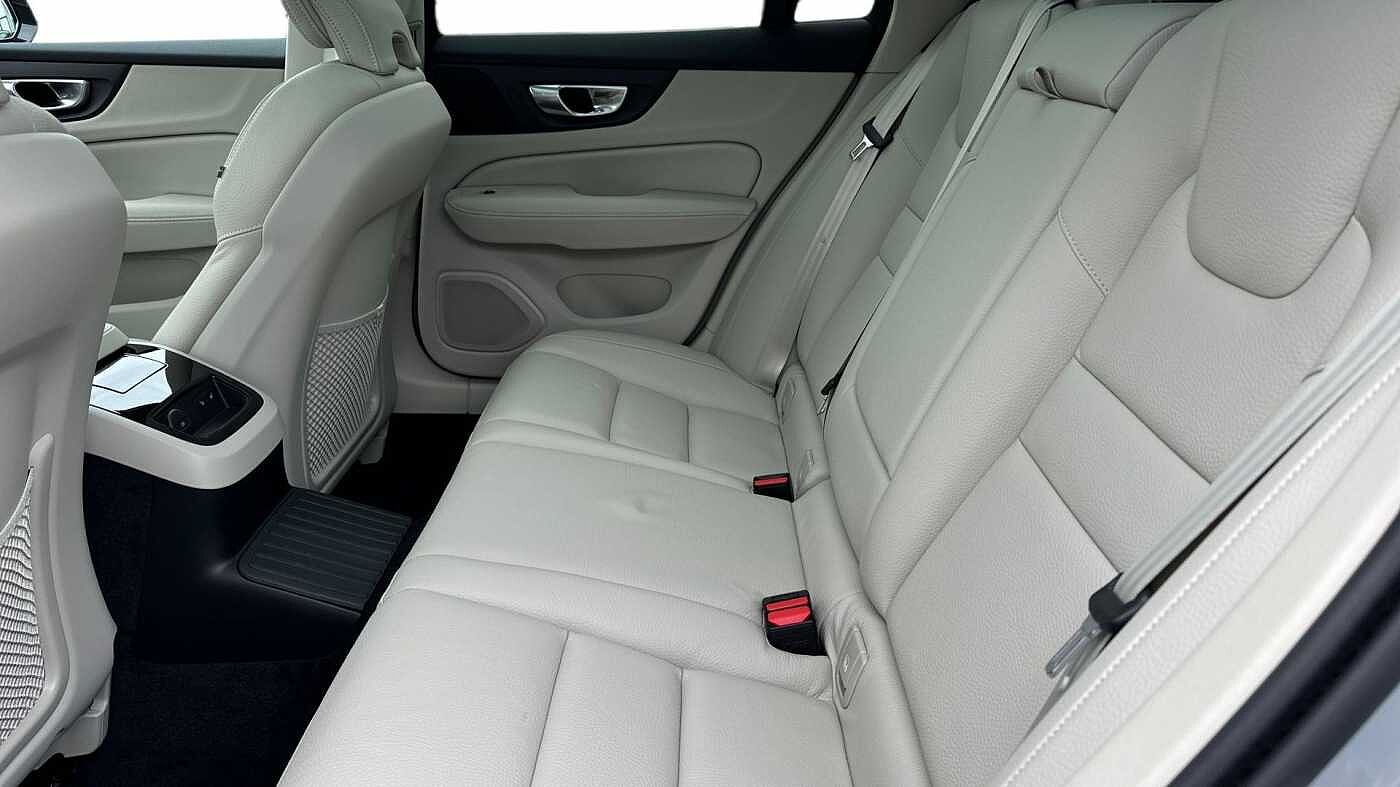 Volvo V60 Ultra, T8 AWD Plug-in hybrid, Electric/Petrol, Dark