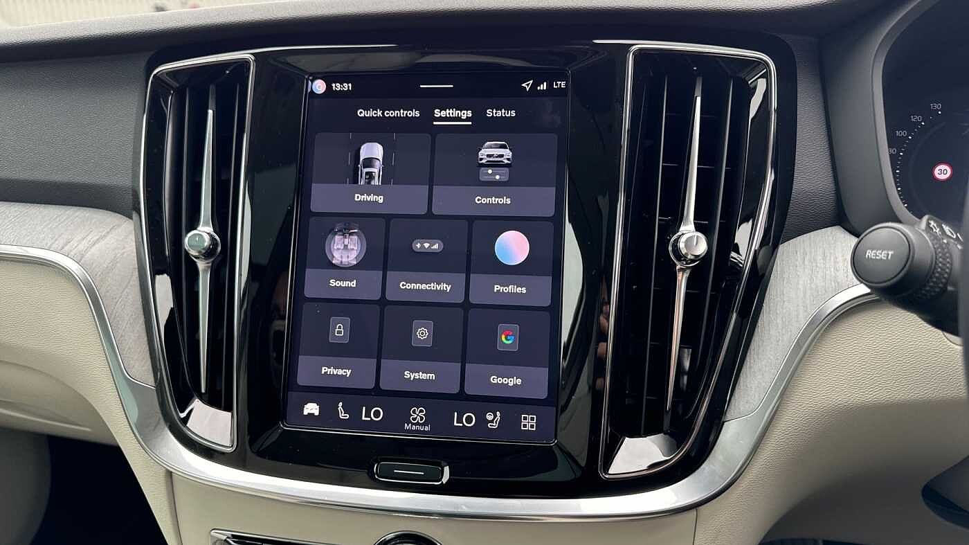 Volvo V60 Ultra, T8 AWD Plug-in hybrid, Electric/Petrol, Dark