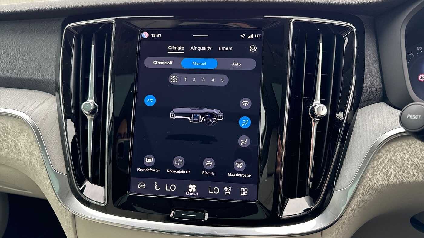 Volvo V60 Ultra, T8 AWD Plug-in hybrid, Electric/Petrol, Dark