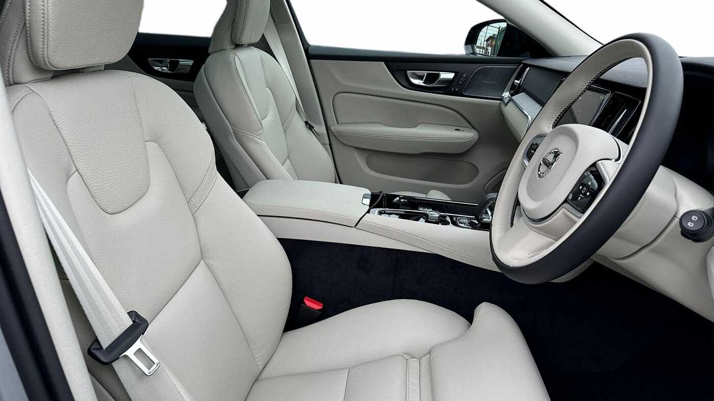 Volvo V60 Ultra, T8 AWD Plug-in hybrid, Electric/Petrol, Dark