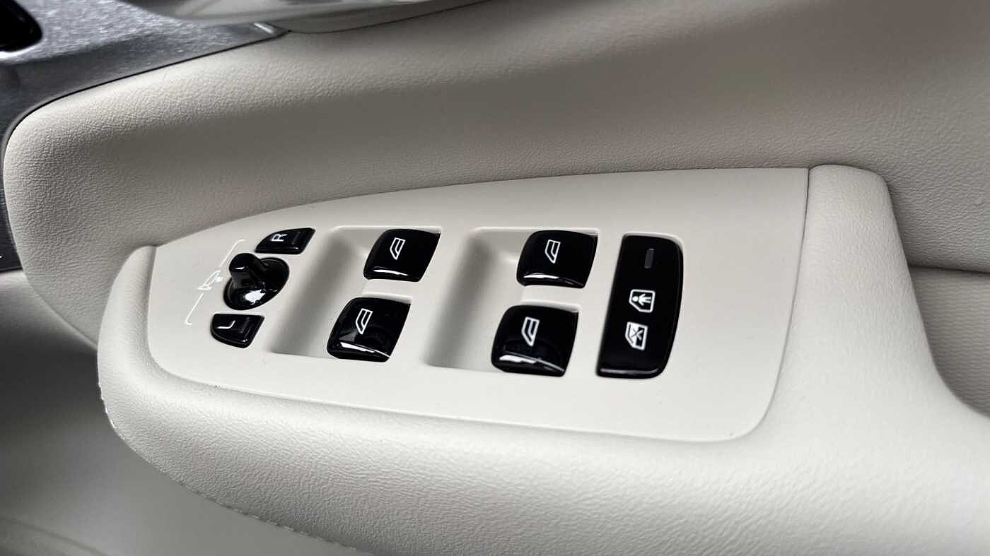 Volvo XC90 Ultra, T8 AWD Plug-in hybrid, Electric/Petrol, Dark, 7 Seats