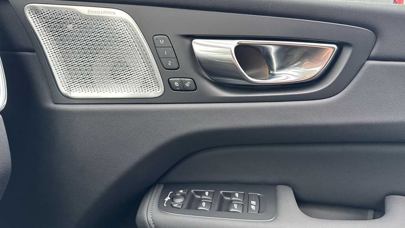 Volvo XC60 Black Edition Ultra, T8 AWD Plug-in hybrid, Electric/Petrol