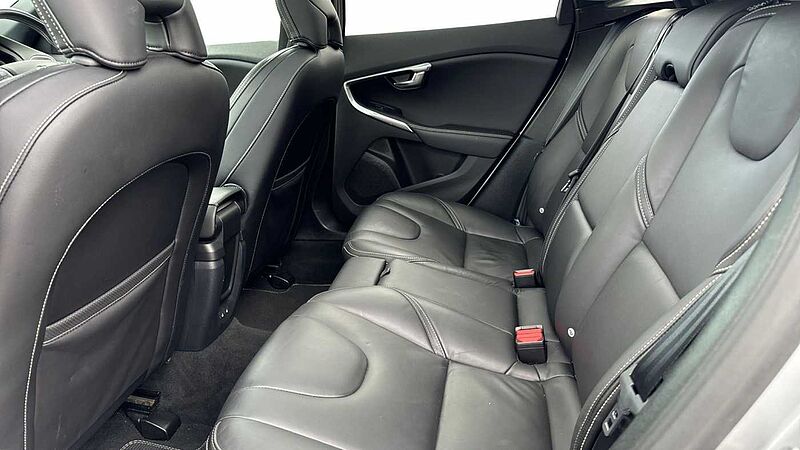 Volvo V40 T3 R-Design Pro Manual (Pan roof, Power Passenger Seat)
