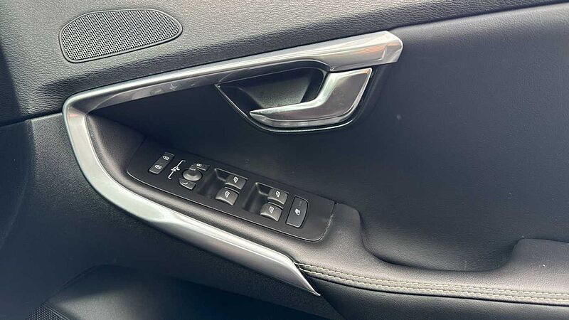 Volvo V40 T3 R-Design Pro Manual (Pan roof, Power Passenger Seat)