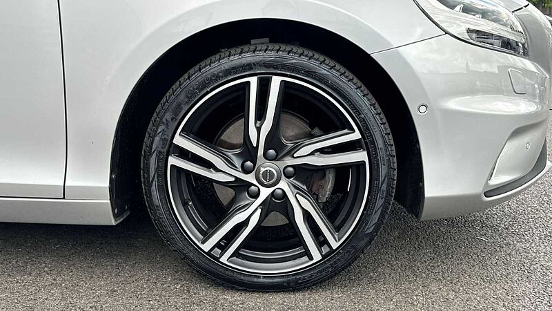 Volvo V40 T3 R-Design Pro Manual (Pan roof, Power Passenger Seat)