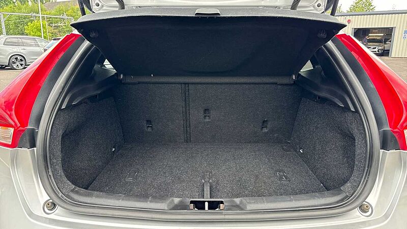 Volvo V40 T3 R-Design Pro Manual (Pan roof, Power Passenger Seat)