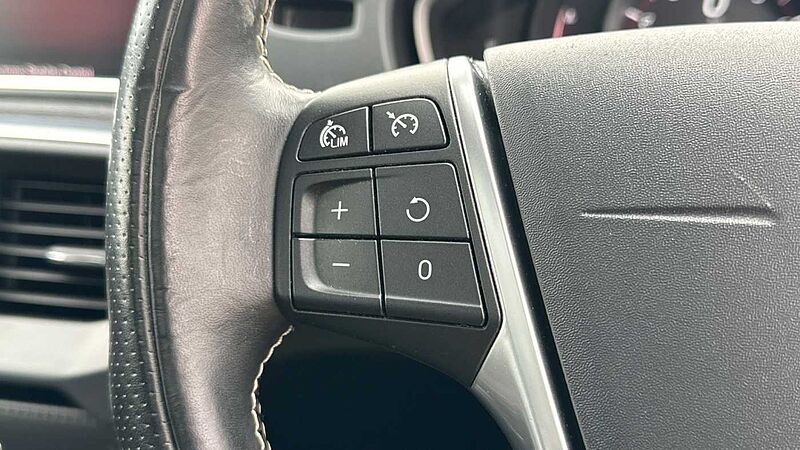 Volvo V40 T3 R-Design Pro Manual (Pan roof, Power Passenger Seat)
