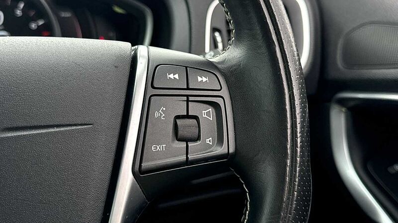 Volvo V40 T3 R-Design Pro Manual (Pan roof, Power Passenger Seat)