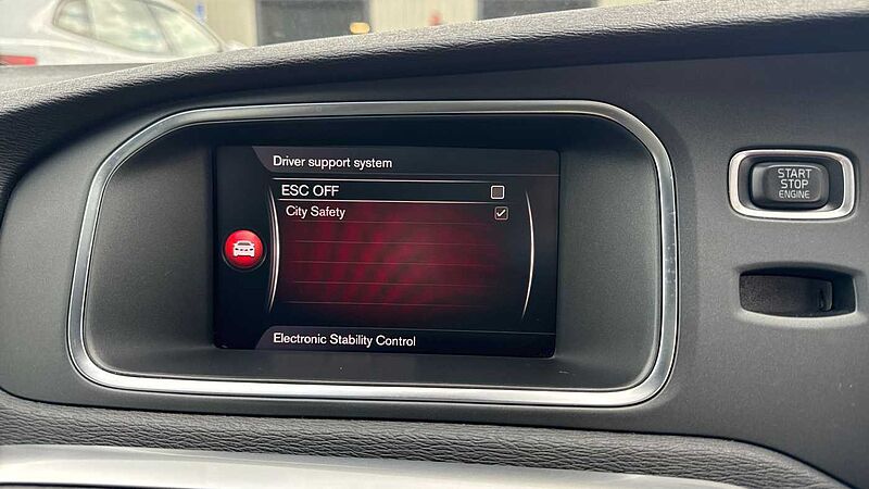 Volvo V40 T3 R-Design Pro Manual (Pan roof, Power Passenger Seat)