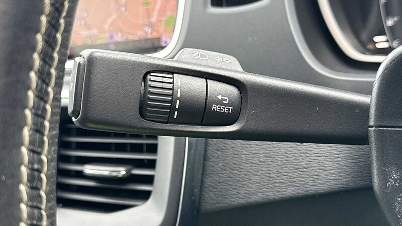 Volvo V40 T3 R-Design Pro Manual (Pan roof, Power Passenger Seat)