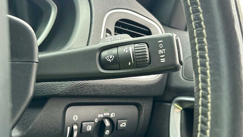 Volvo V40 T3 R-Design Pro Manual (Pan roof, Power Passenger Seat)