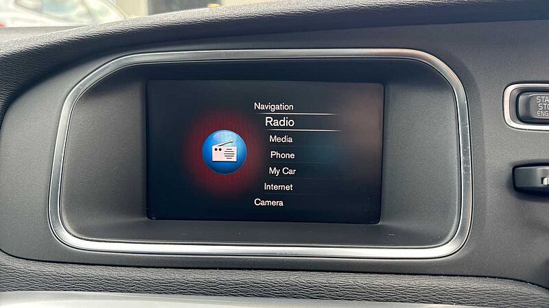 Volvo V40 T3 R-Design Pro Manual (Pan roof, Power Passenger Seat)