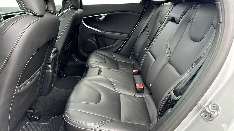 Volvo V40 T3 R-Design Pro Manual (Pan roof, Power Passenger Seat)