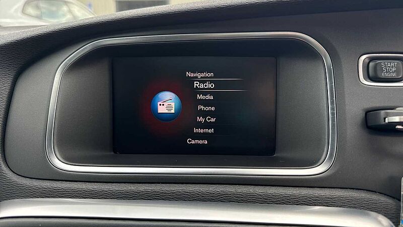 Volvo V40 T3 R-Design Pro Manual (Pan roof, Power Passenger Seat)