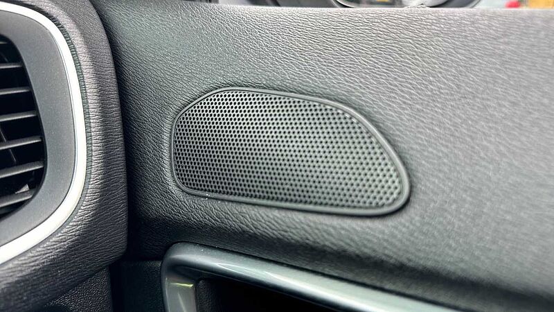 Volvo V40 T3 R-Design Pro Manual (Pan roof, Power Passenger Seat)