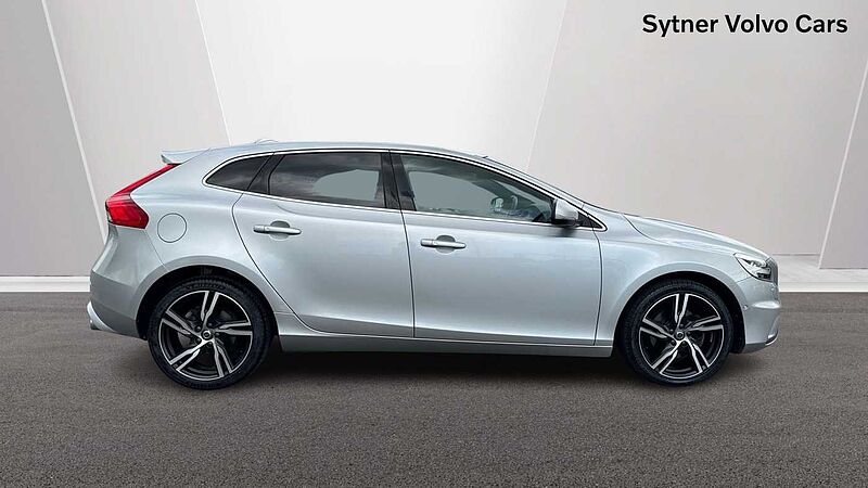 Volvo V40 T3 R-Design Pro Manual (Pan roof, Power Passenger Seat)