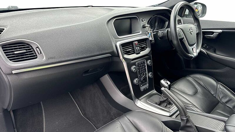 Volvo V40 T3 R-Design Pro Manual (Pan roof, Power Passenger Seat)