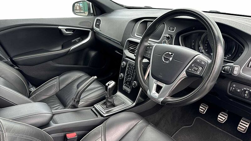 Volvo V40 T3 R-Design Pro Manual (Pan roof, Power Passenger Seat)