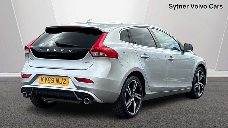 Volvo V40 T3 R-Design Pro Manual (Pan roof, Power Passenger Seat)