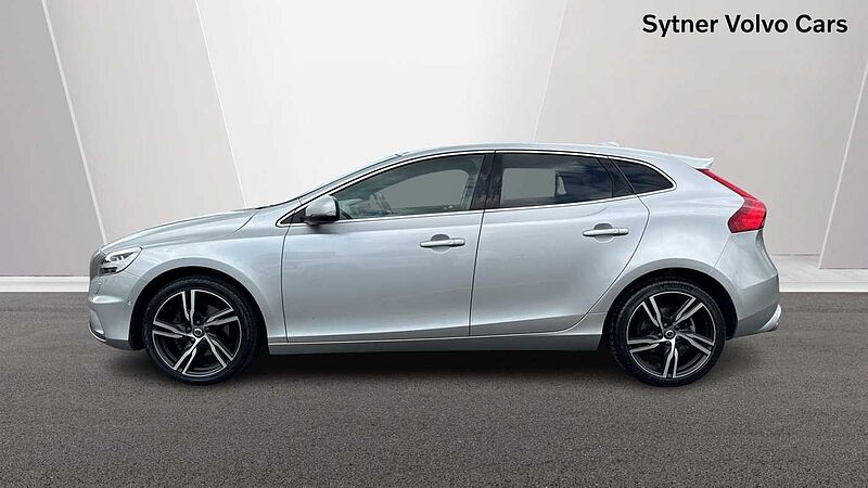 Volvo V40 T3 R-Design Pro Manual (Pan roof, Power Passenger Seat)