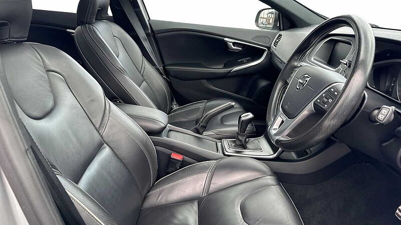 Volvo V40 T3 R-Design Pro Manual (Pan roof, Power Passenger Seat)