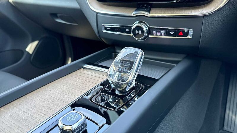 Volvo XC60 Ultra, T8 AWD Plug-in hybrid, Electric/Petrol, Dark