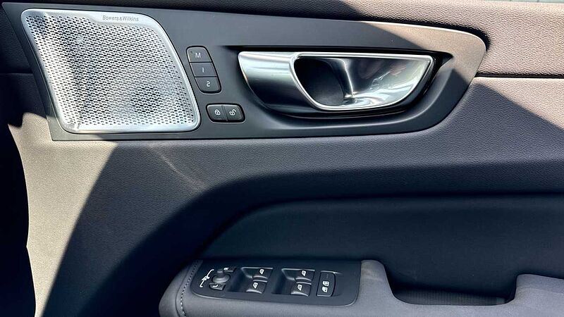 Volvo XC60 Ultra, T8 AWD Plug-in hybrid, Electric/Petrol, Dark