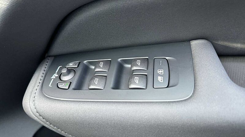 Volvo XC60 Ultra, T8 AWD Plug-in hybrid, Electric/Petrol, Dark