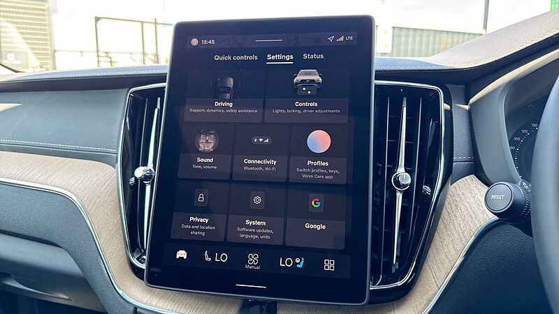 Volvo XC60 Ultra, T8 AWD Plug-in hybrid, Electric/Petrol, Dark