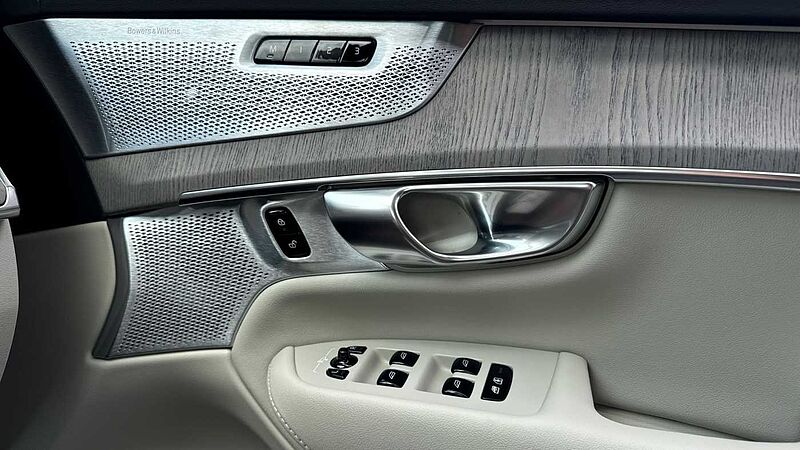 Volvo XC90 Ultra, T8 AWD Plug-in hybrid, Electric/Petrol, Dark, 7 Seats