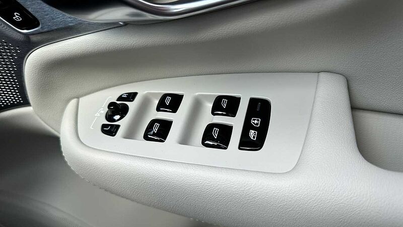 Volvo XC90 Ultra, T8 AWD Plug-in hybrid, Electric/Petrol, Dark, 7 Seats