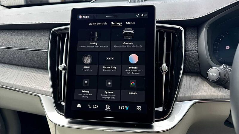 Volvo XC90 Ultra, T8 AWD Plug-in hybrid, Electric/Petrol, Dark, 7 Seats