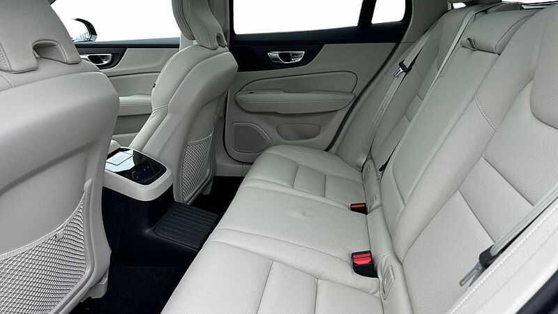 Volvo V60 Ultra, T8 AWD Plug-in hybrid, Electric/Petrol, Dark