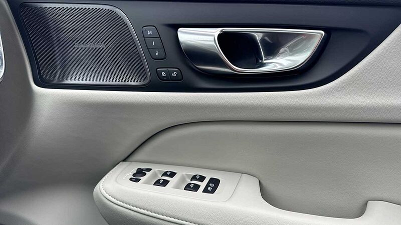 Volvo V60 Ultra, T8 AWD Plug-in hybrid, Electric/Petrol, Dark