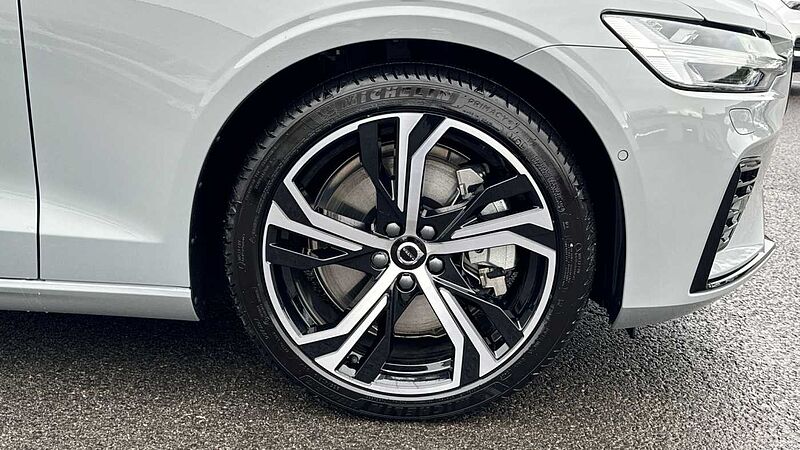 Volvo V60 Ultra, T8 AWD Plug-in hybrid, Electric/Petrol, Dark