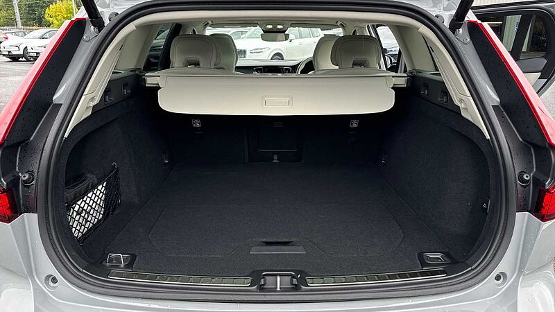 Volvo V60 Ultra, T8 AWD Plug-in hybrid, Electric/Petrol, Dark