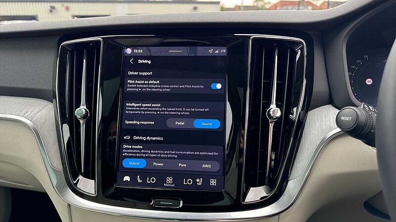 Volvo V60 Ultra, T8 AWD Plug-in hybrid, Electric/Petrol, Dark