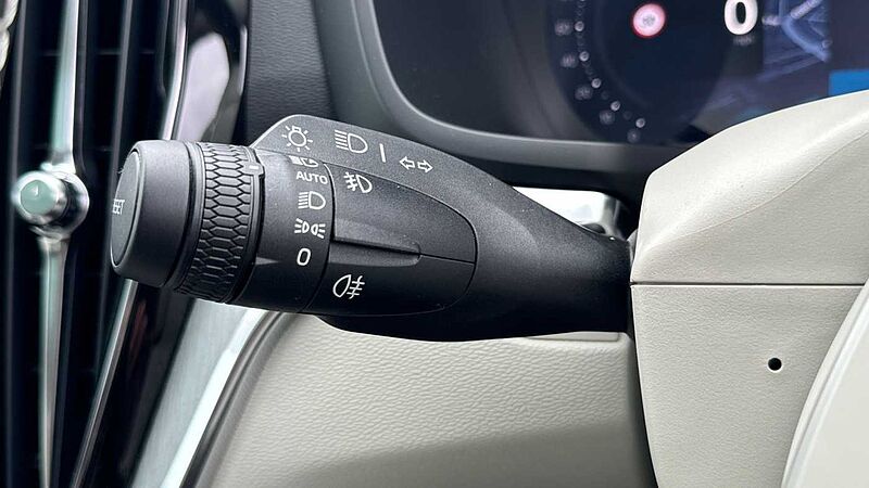 Volvo V60 Ultra, T8 AWD Plug-in hybrid, Electric/Petrol, Dark